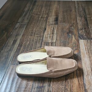 Harold Powell Women's Tan Suede Leather Slip-On Loafers. Made In Italy. Size 7.5